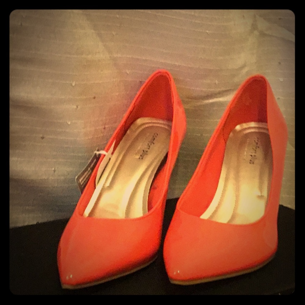 Orange pumps